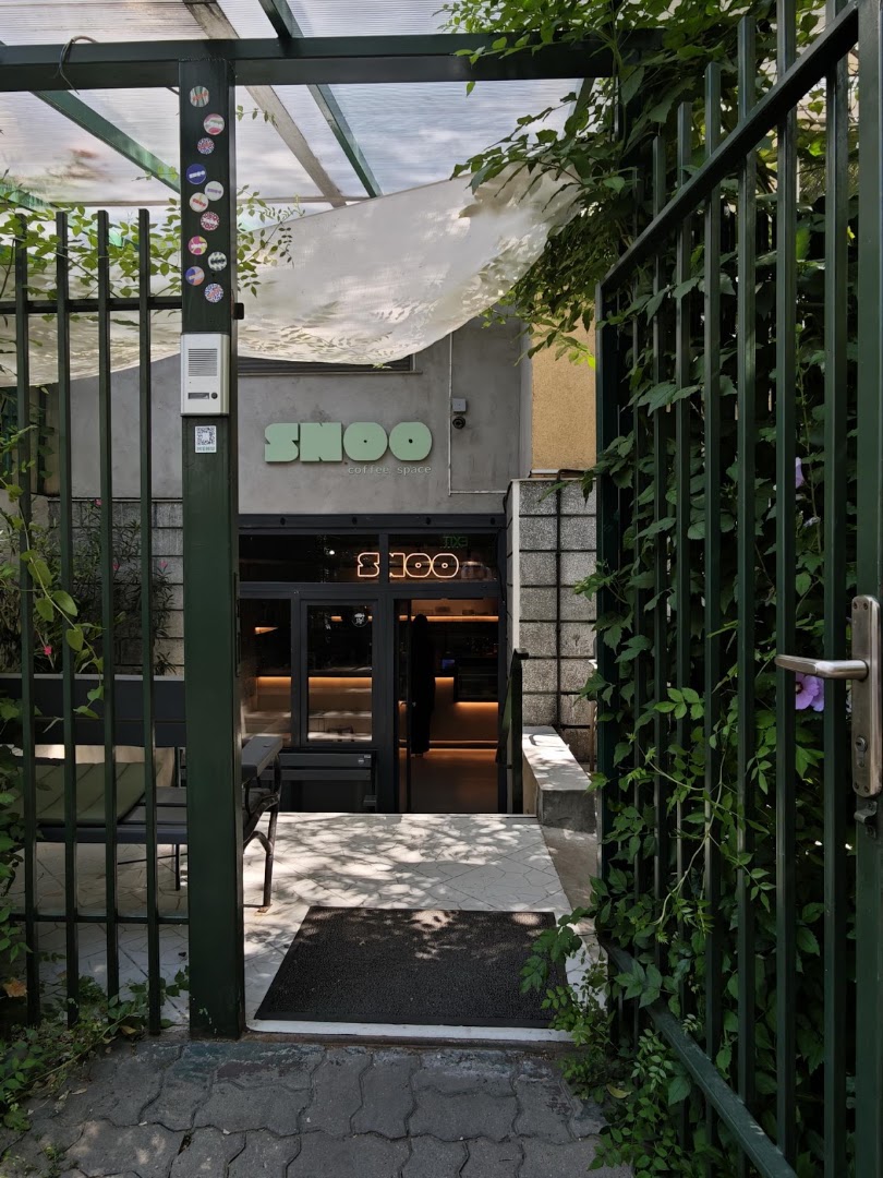 Snoo Coffee Space: clear, inviting entrance photo