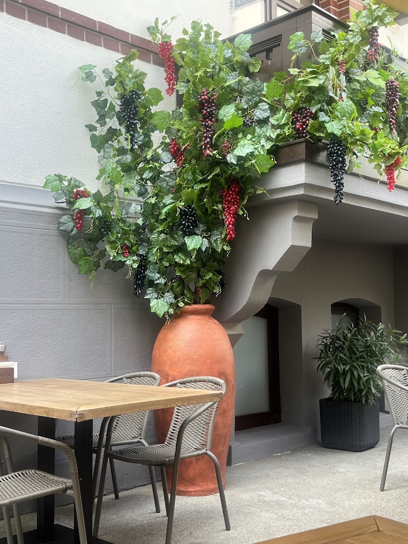 Tbiliso: attractive restaurant terrace decor