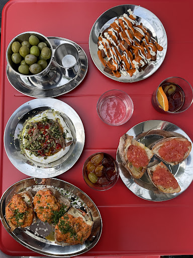 Toto: appetizing food and drink presentation