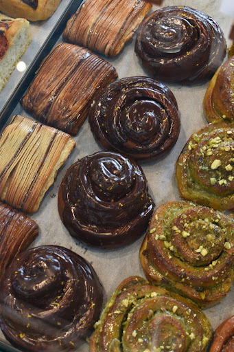 Artigiamo: appetizing display of fresh pastries