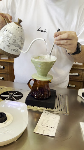 Laboratorium: high quality coffee preparation shot