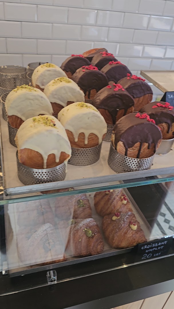 AMO Bakery: appetizing display of fresh pastries