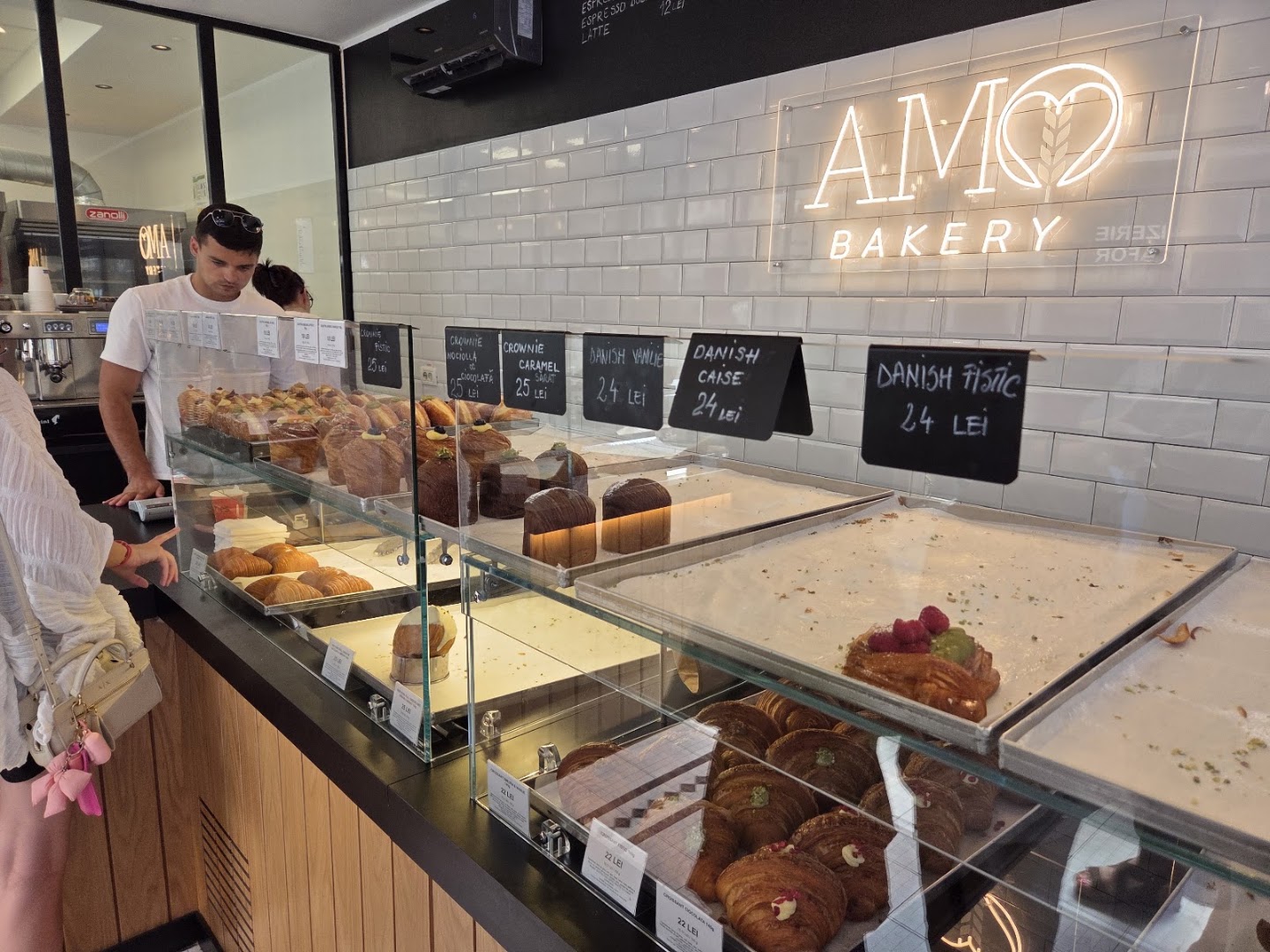 AMO Bakery: clear view of bakery products