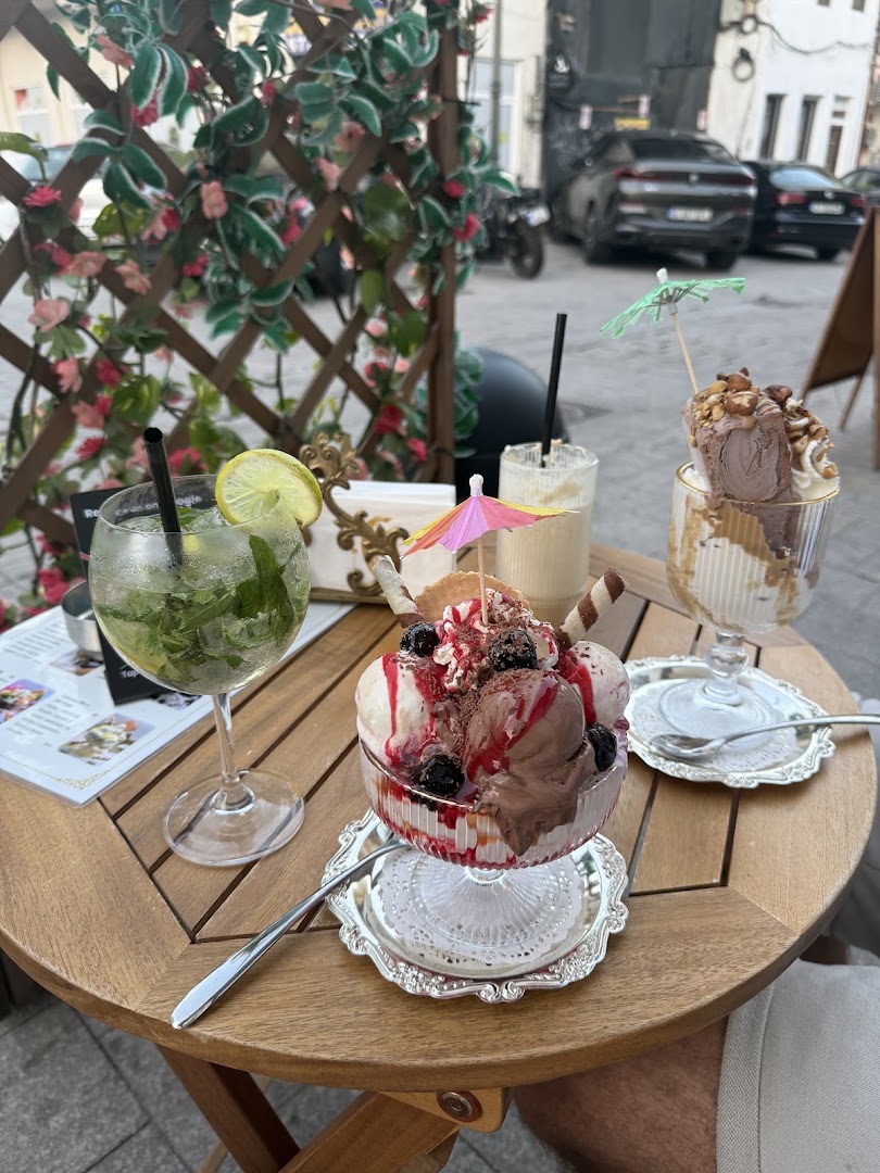 Gondola Delights: appetizing food and drink presentation