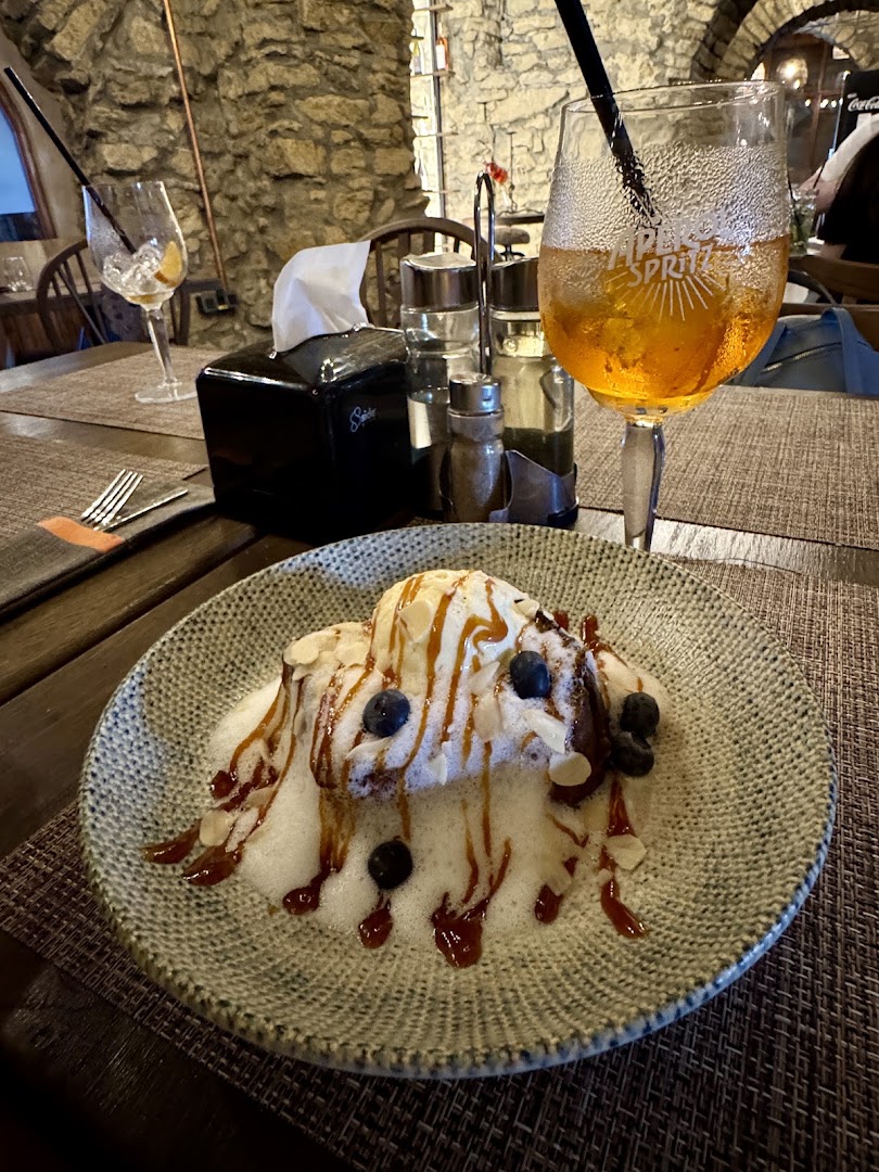Zestre: appetizing food and drink presentation