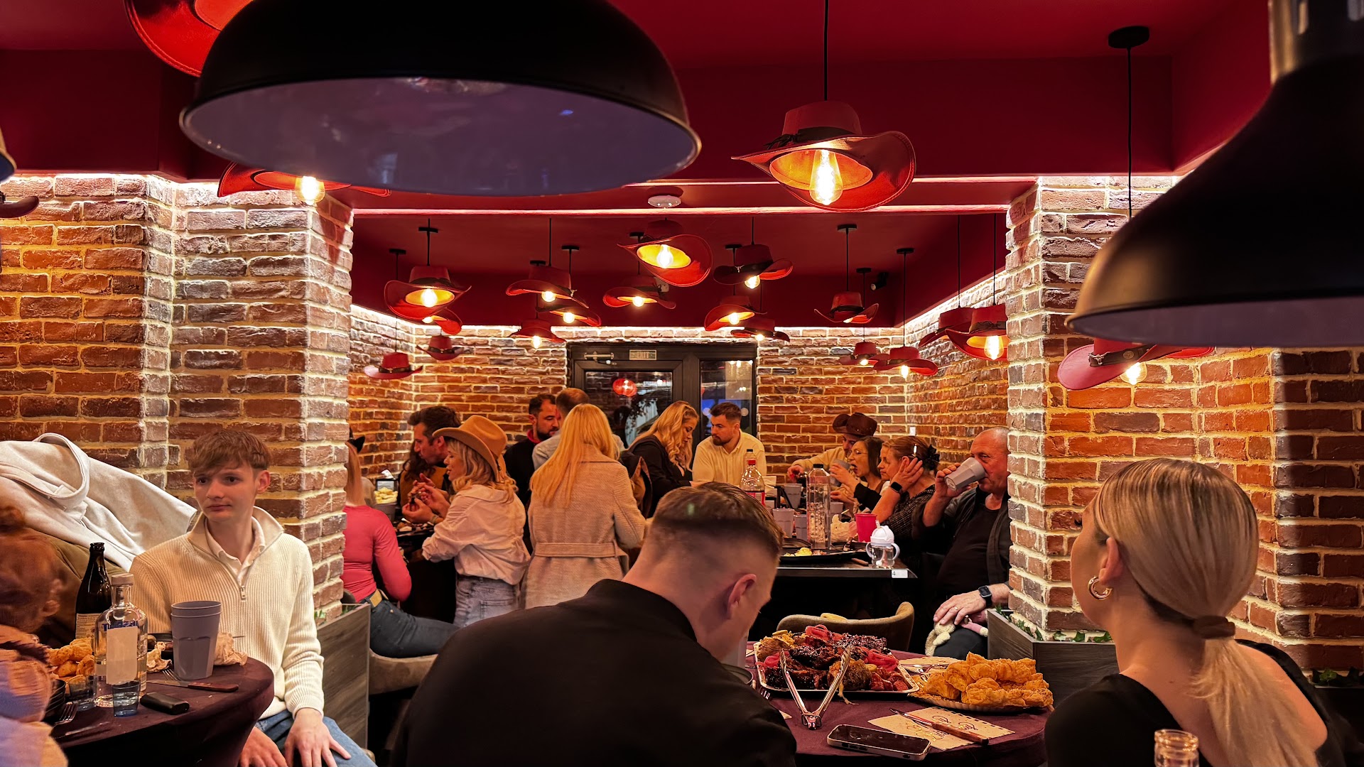 Afumescu: vibrant restaurant atmosphere