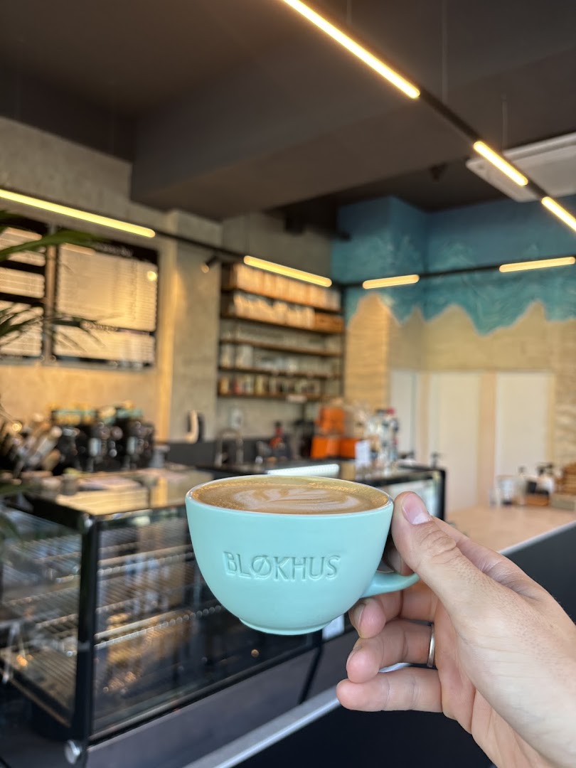 Bløkhus Specialty Coffee: appealing coffee and interior shot