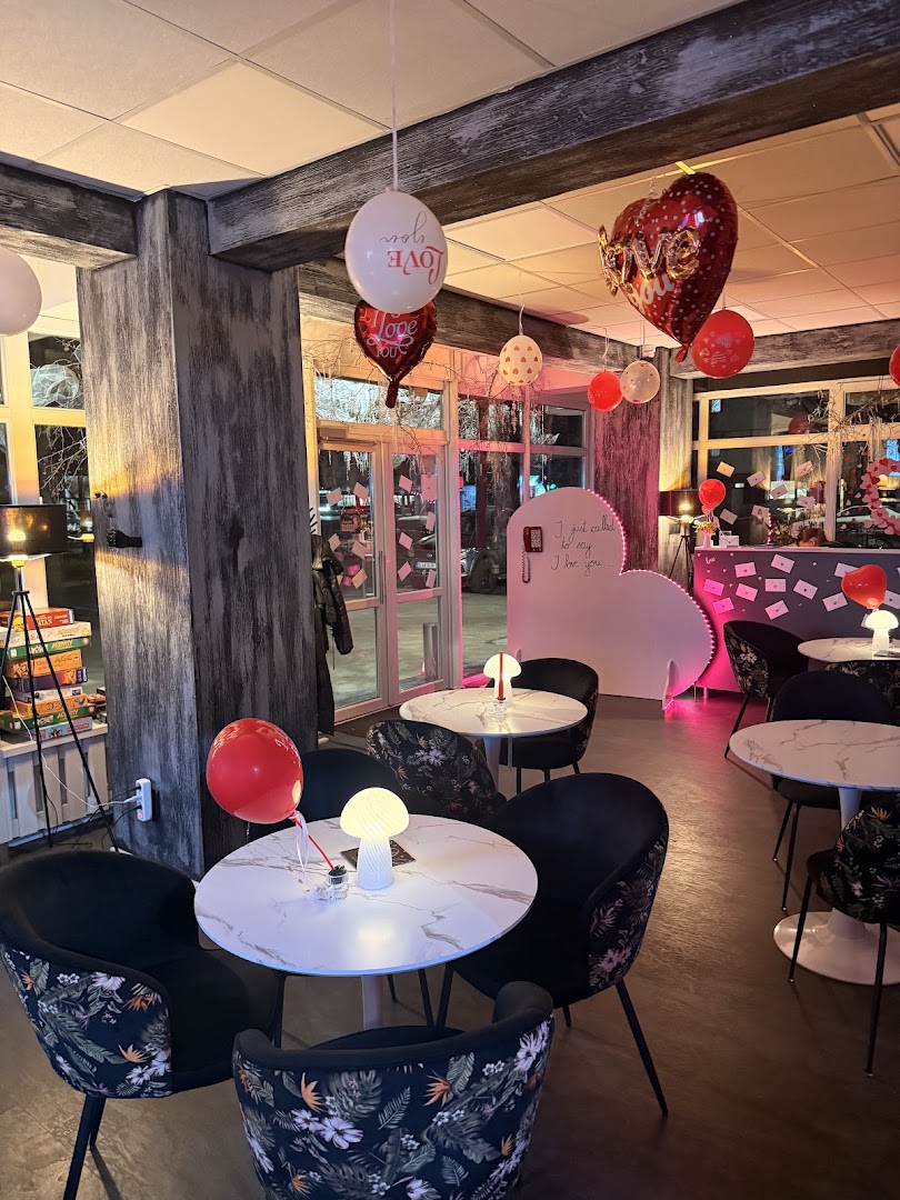 Floraffeine Couture: inviting venue interior atmosphere