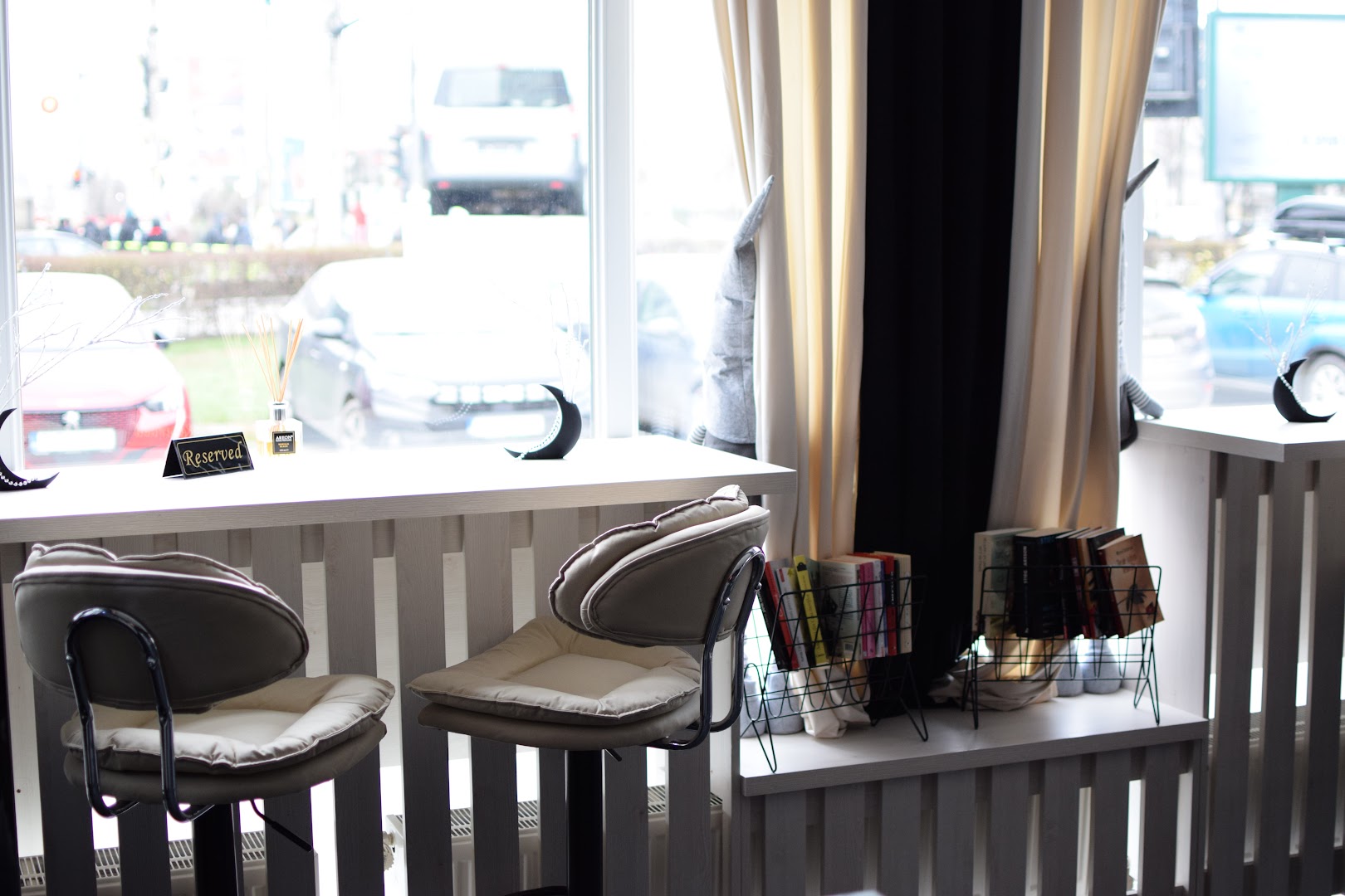 Floraffeine Couture: inviting and clean interior shot