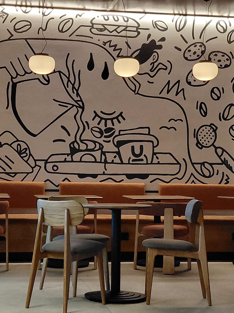 Kuppa: attractive interior with branded mural