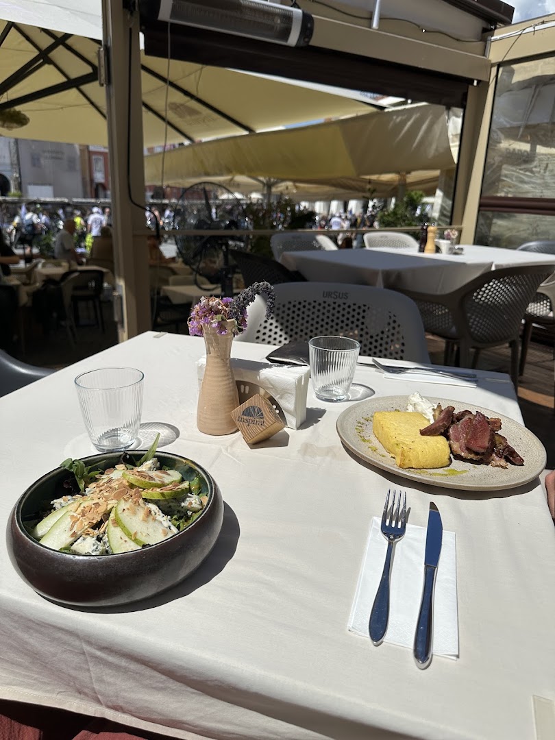 Inspirat: appetizing food and pleasant atmosphere