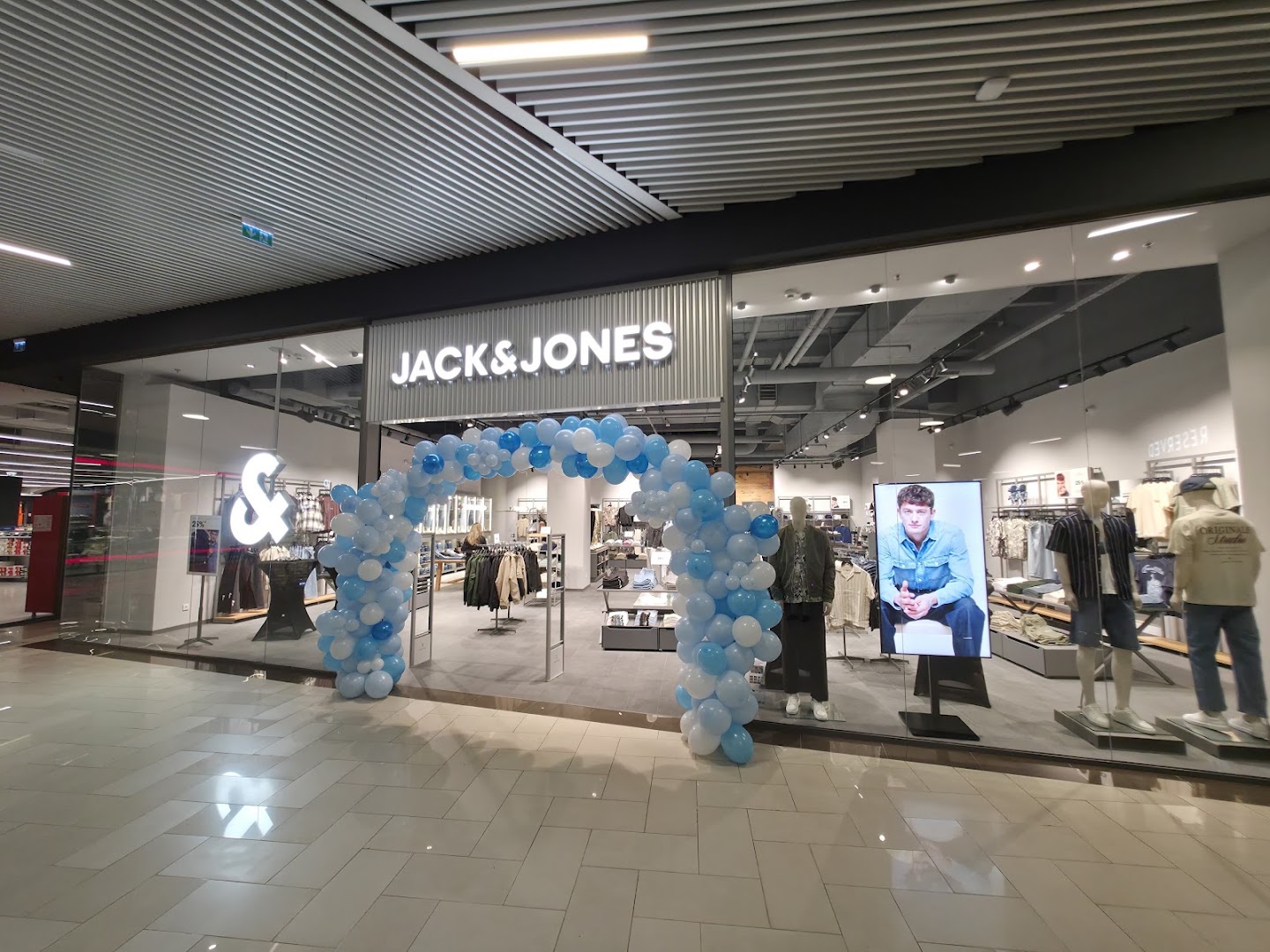Jack & Jones: clear storefront photo of shop