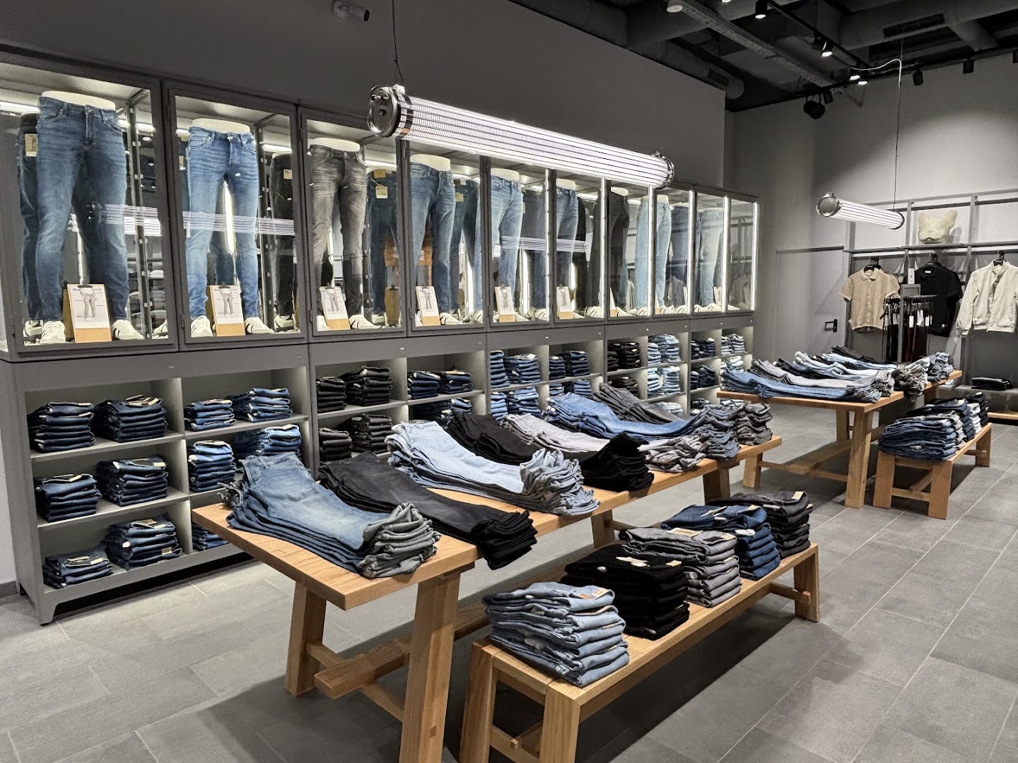 Jack & Jones: clear, professional shop interior display