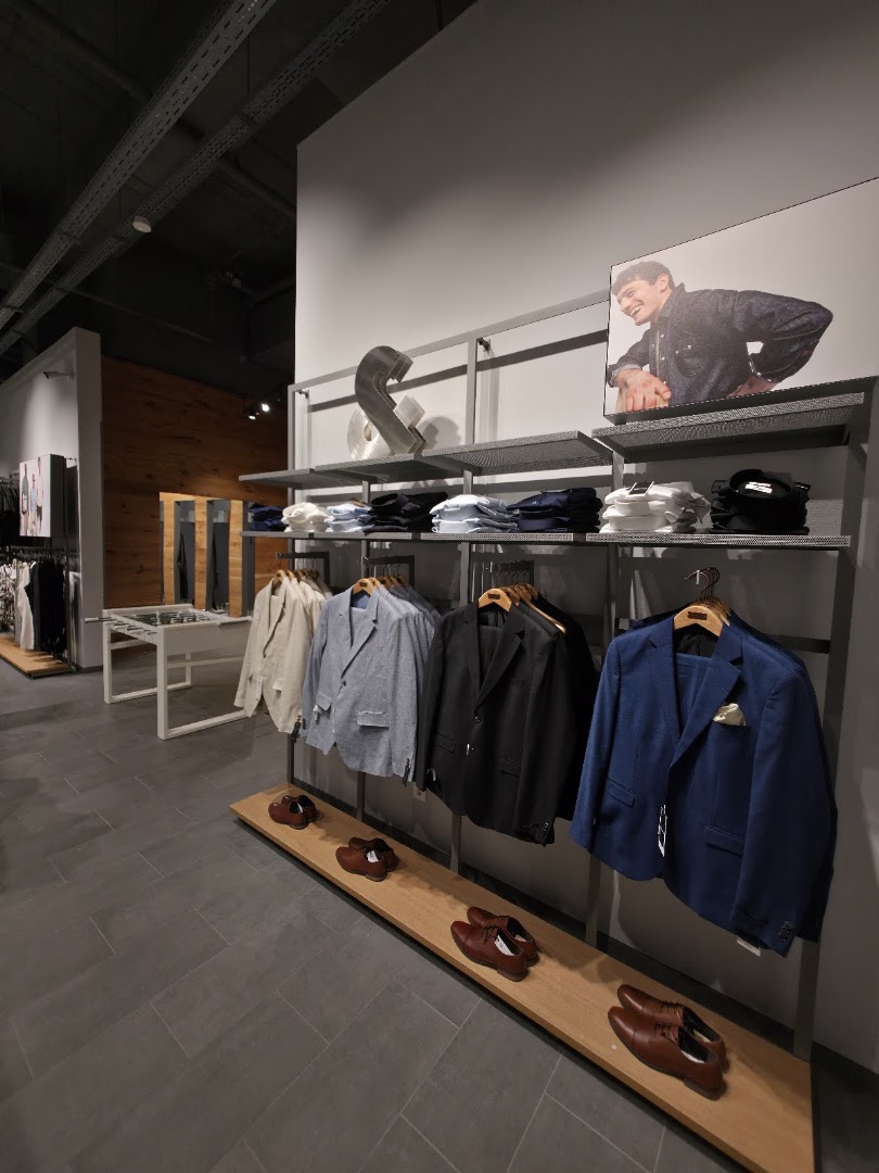 Jack & Jones: clear, professional shop interior photo