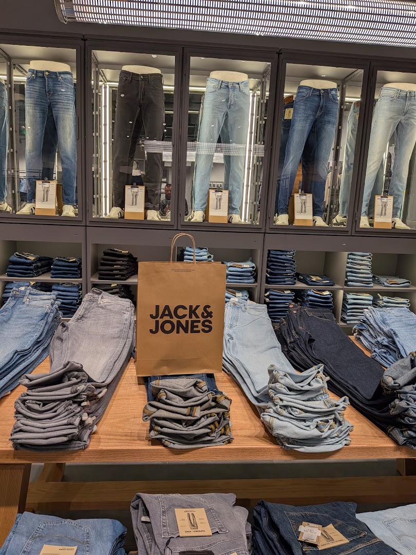 Jack & Jones: clear display of shop products