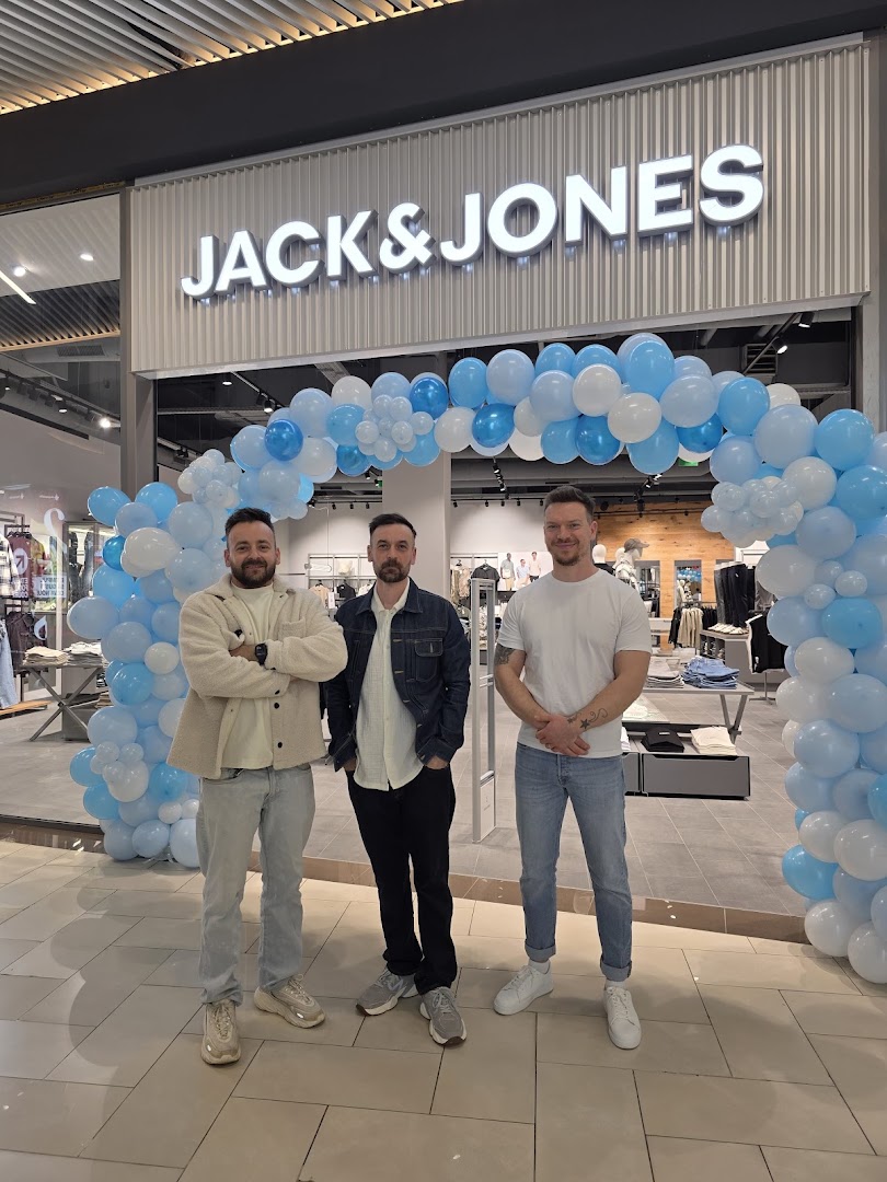Jack & Jones: professional photo of shop staff