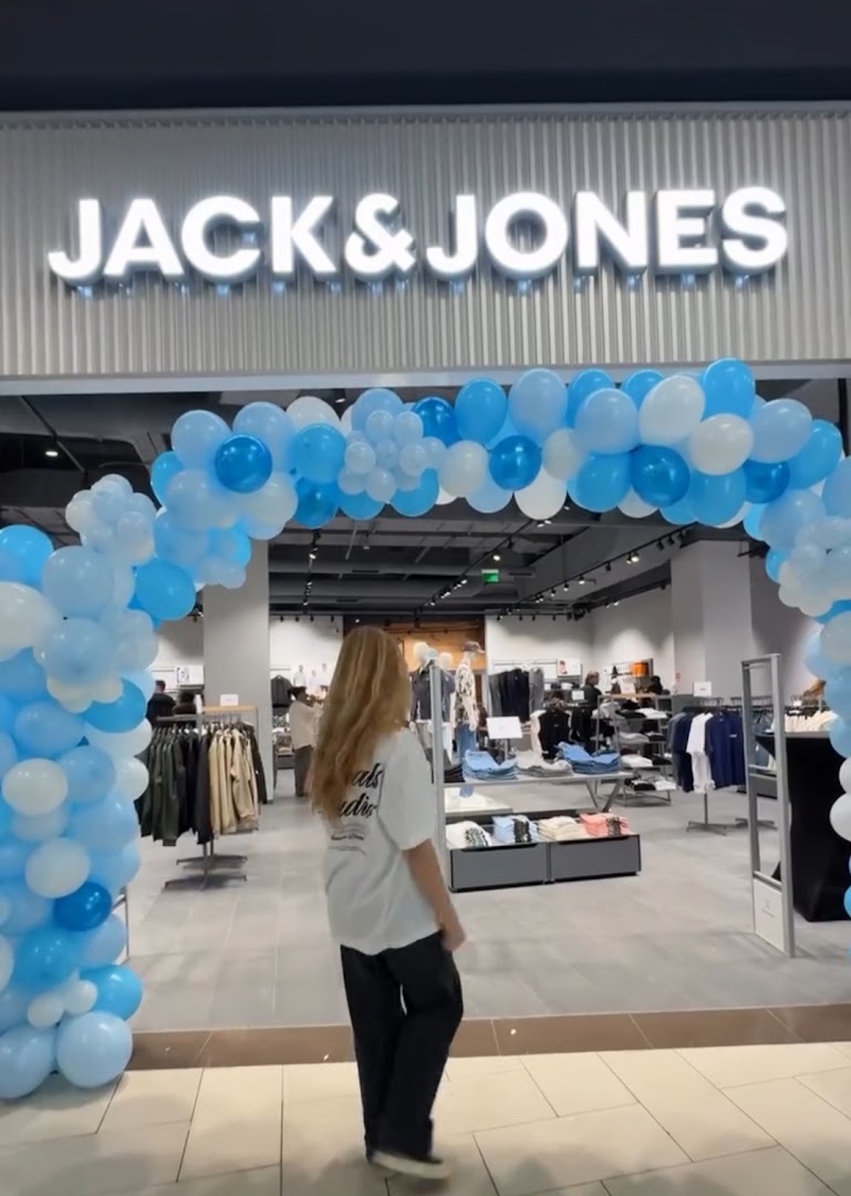 Jack & Jones: clear storefront with inviting atmosphere