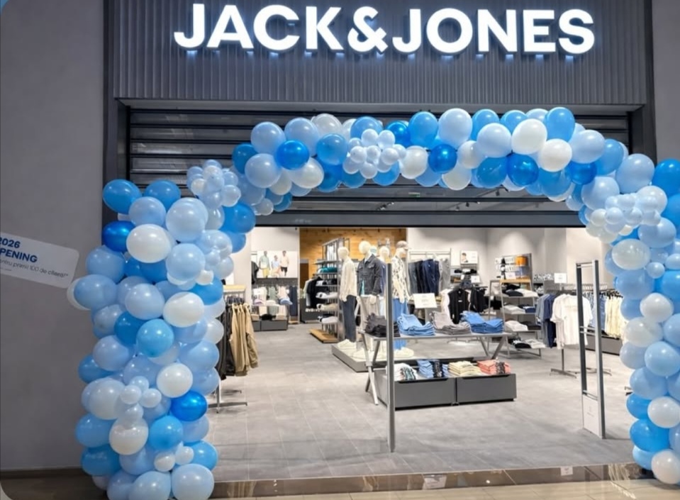 Jack & Jones: clear storefront with inviting display