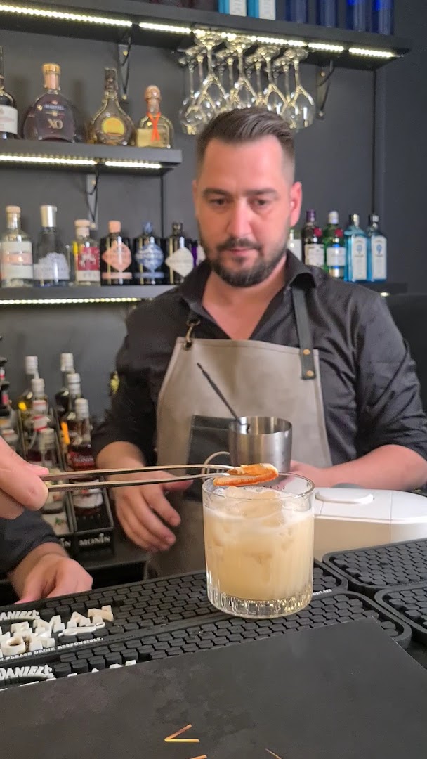 LUNA: professional shot of cocktail preparation