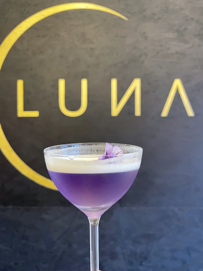 LUNA: high quality cocktail branding photo