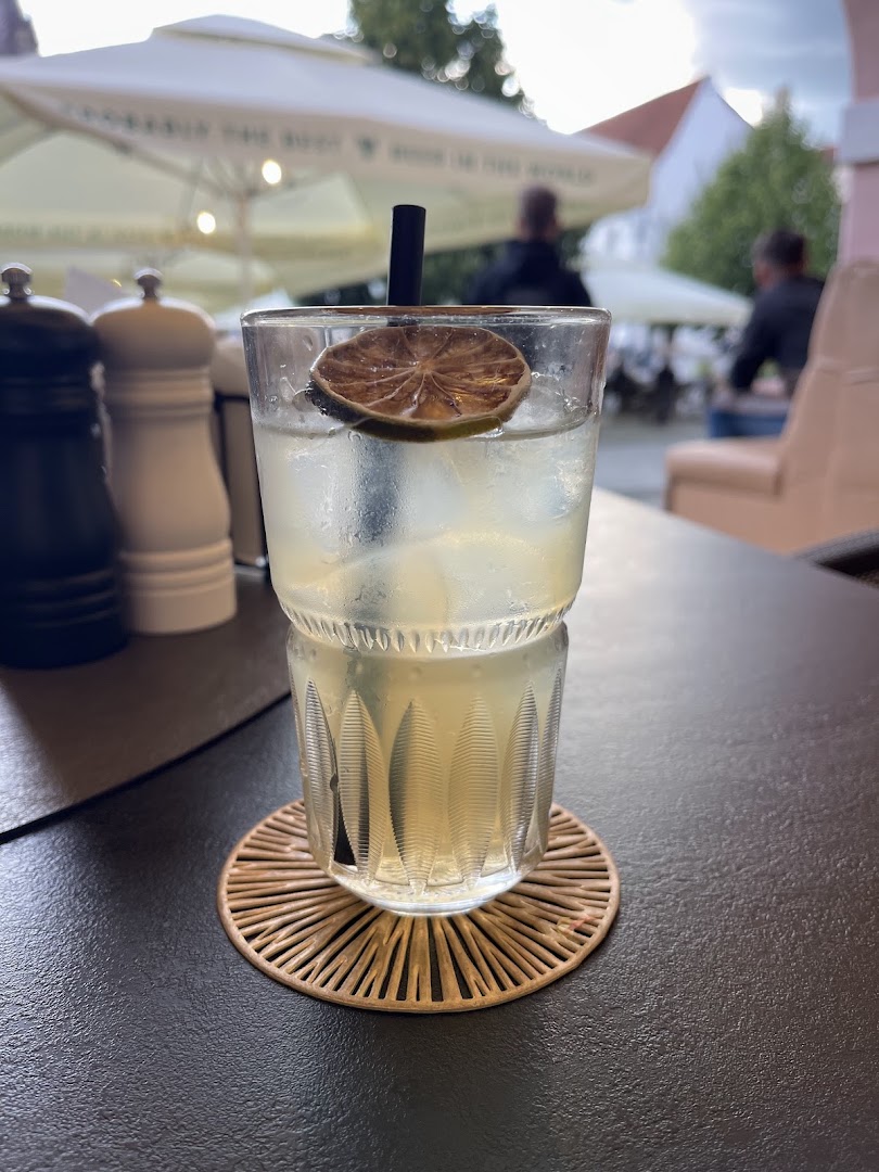 LUNA: appealing, high-quality drink photo