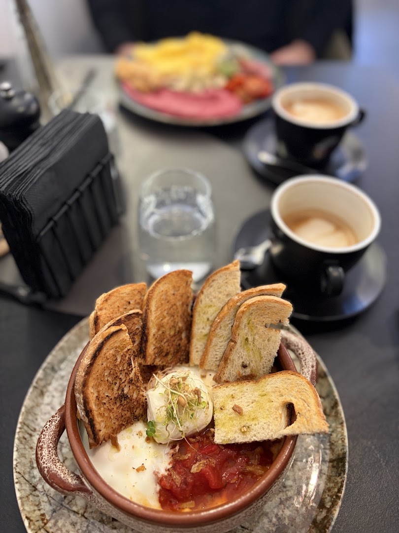 LUNA: appetizing food and drink presentation