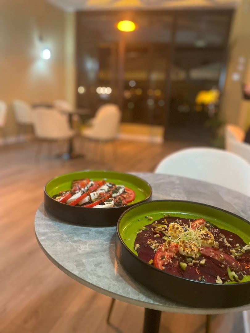 Mentor Restaurant & Bar: appetizing food in restaurant setting