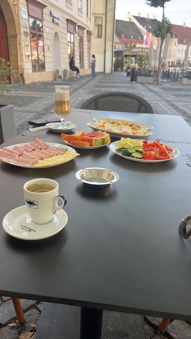 Mentor Restaurant & Bar: appetizing breakfast spread on terrace