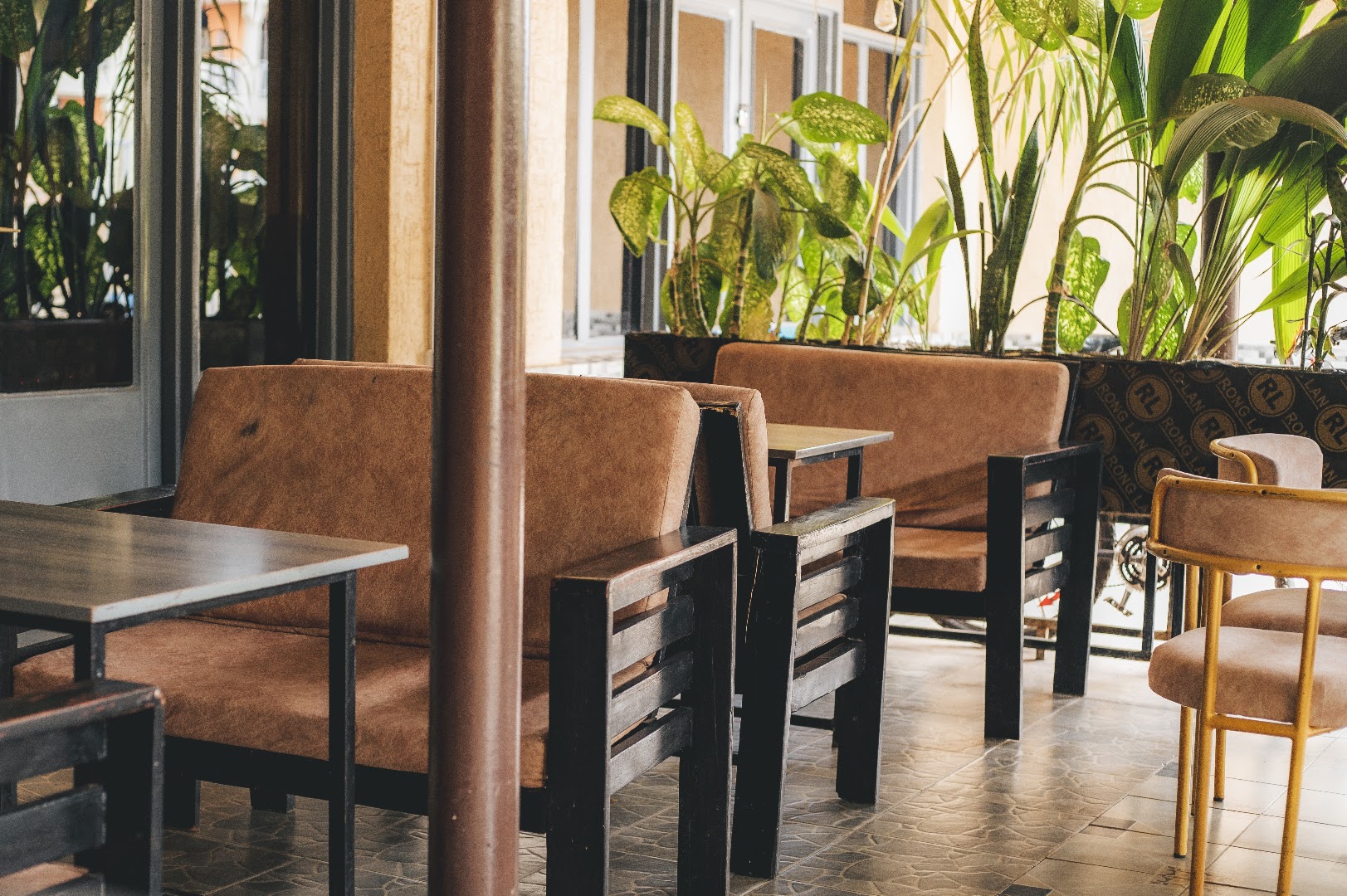 GIA Coffee Shop: inviting and clean terrace seating