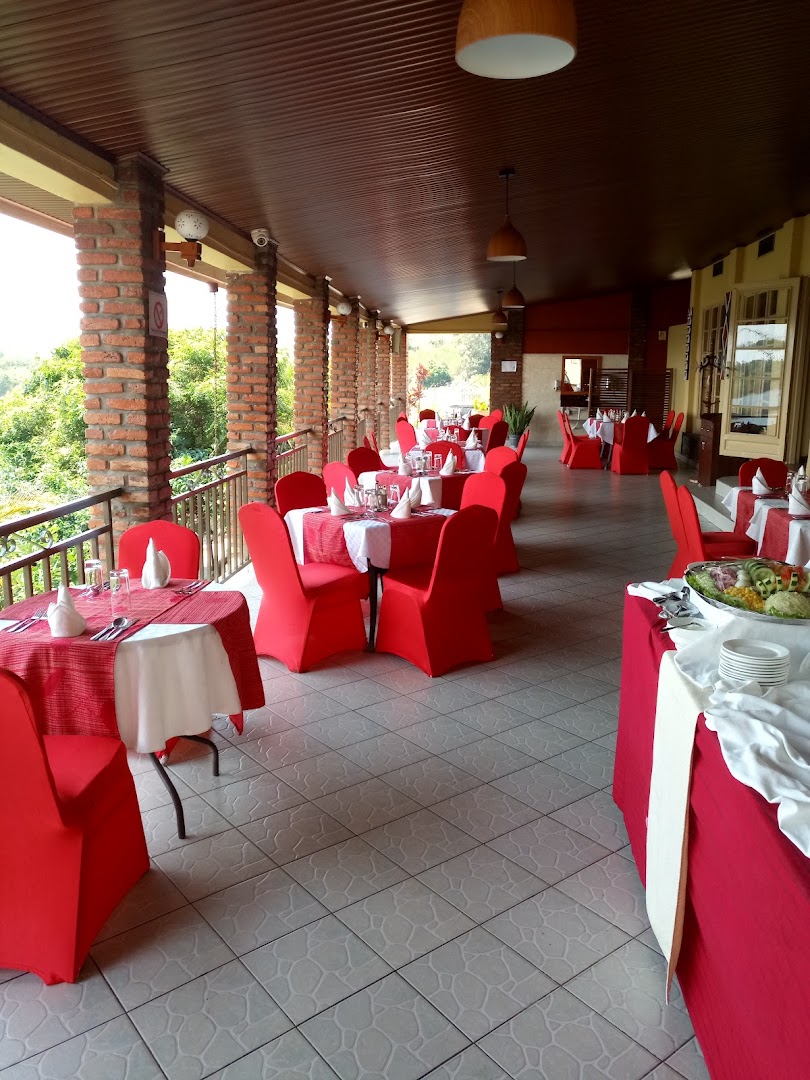 Sailors Resto & Cafe: clear, inviting restaurant terrace view