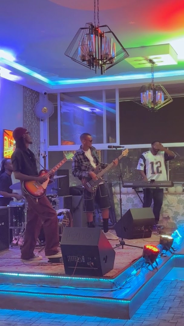 Crystal Lounge: live music atmosphere well