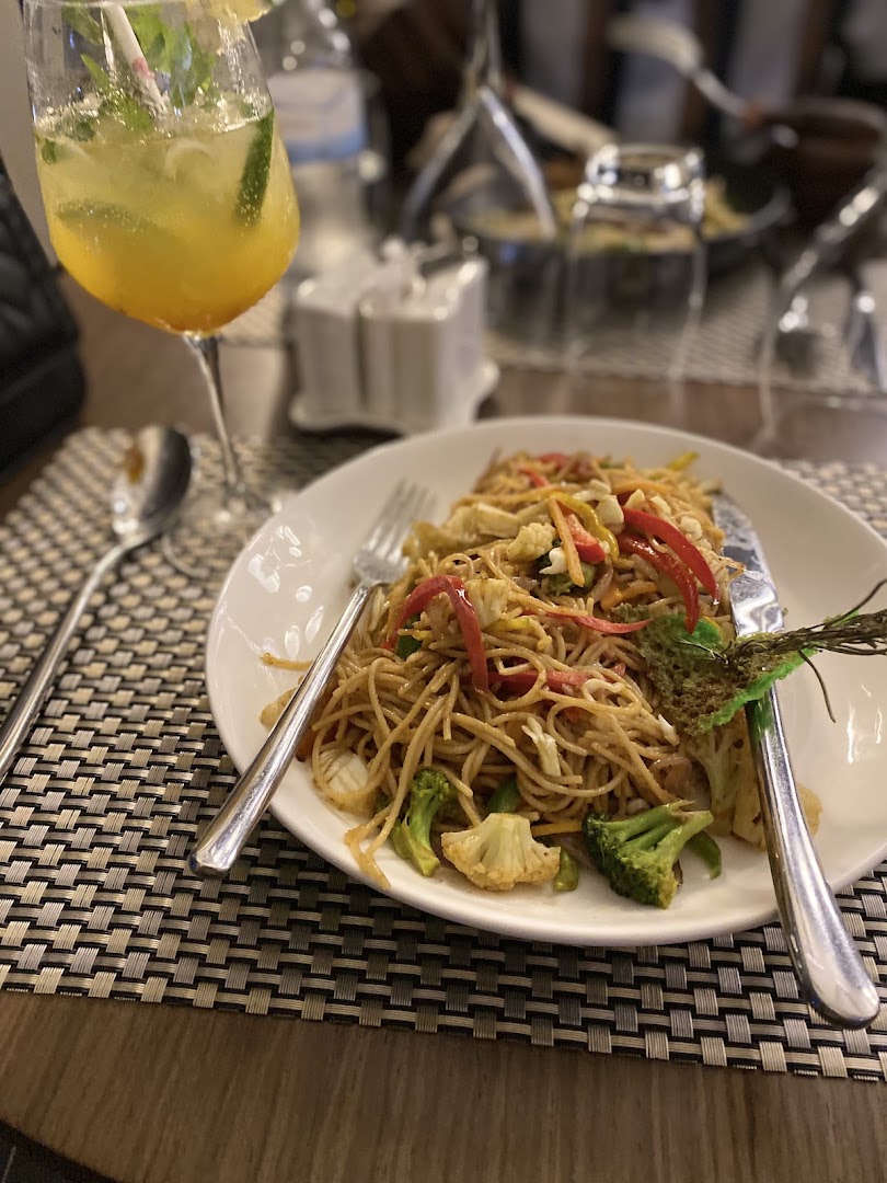 Essence Bar & Grill: appetizing food and drink photo