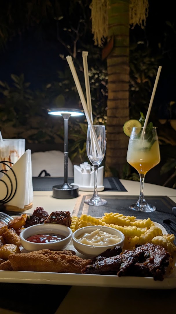 Essence Bar & Grill: appetizing food and drink presentation