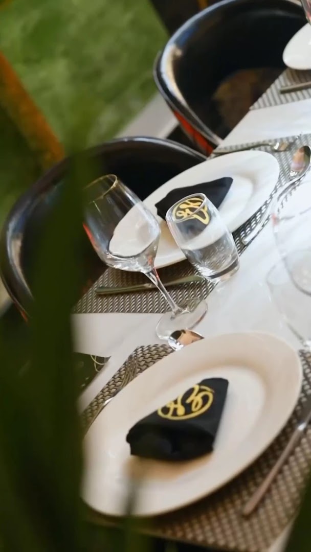 Essence Bar & Grill: professional and inviting table setting