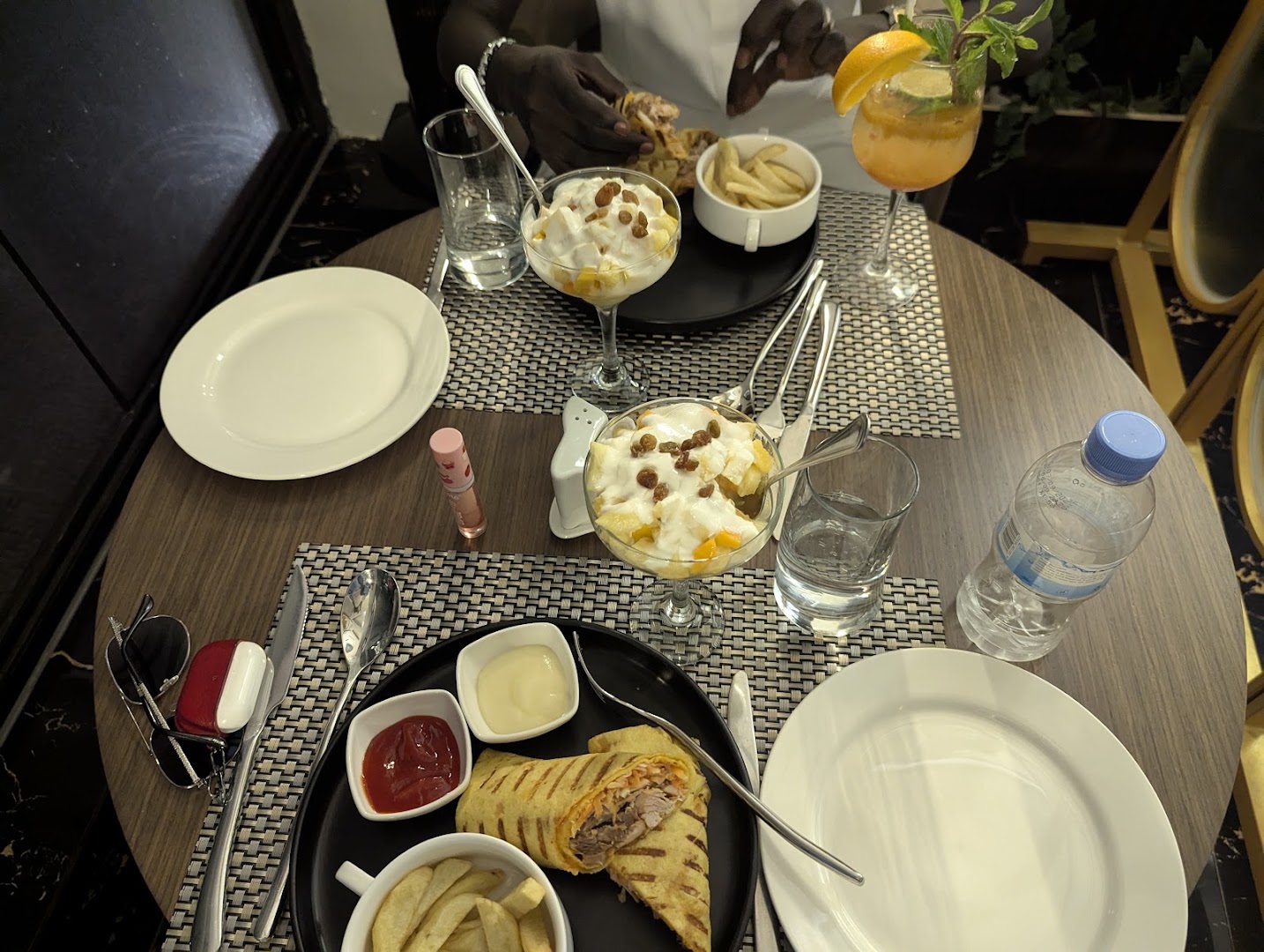 Essence Bar & Grill: appetizing food and drink presentation