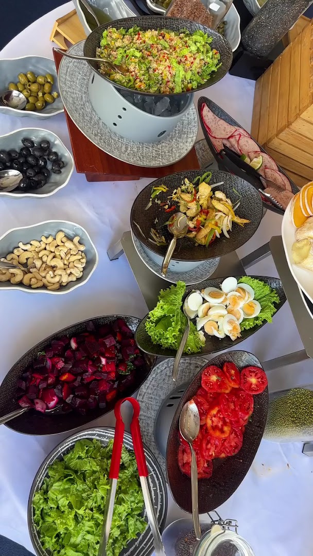 Le Youkounkoun 1965: appetizing display of fresh food