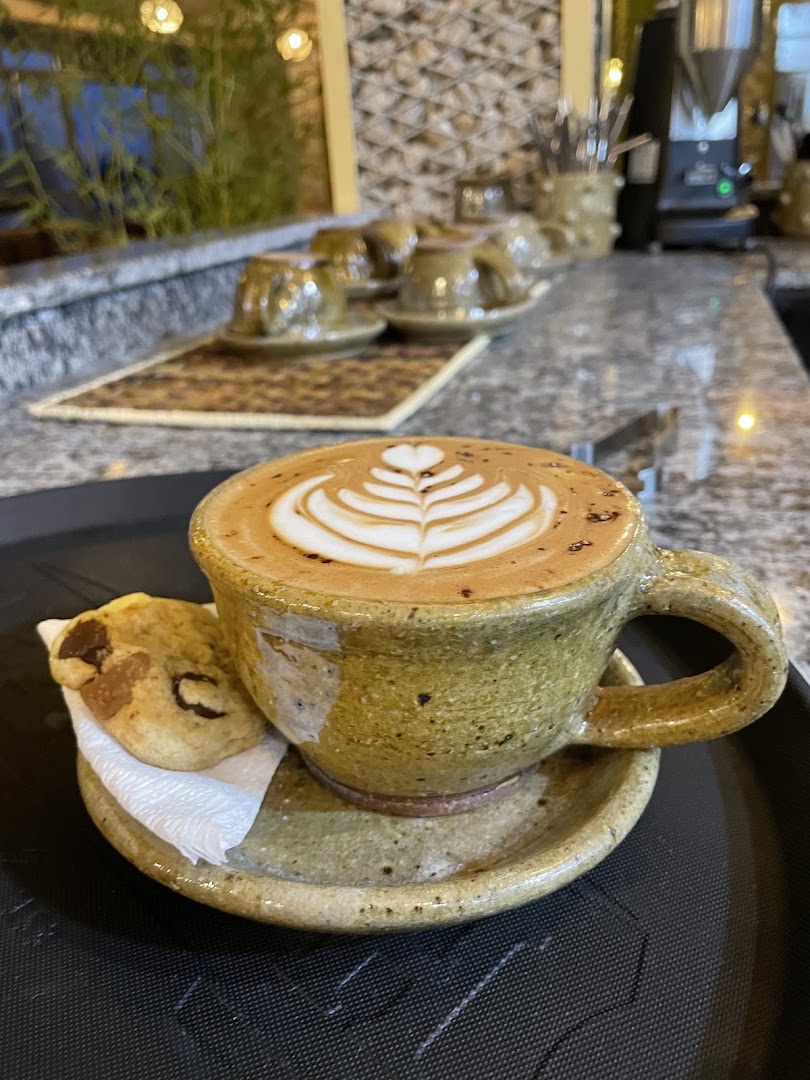 Silverbacks Café: appealing coffee and cookie presentation