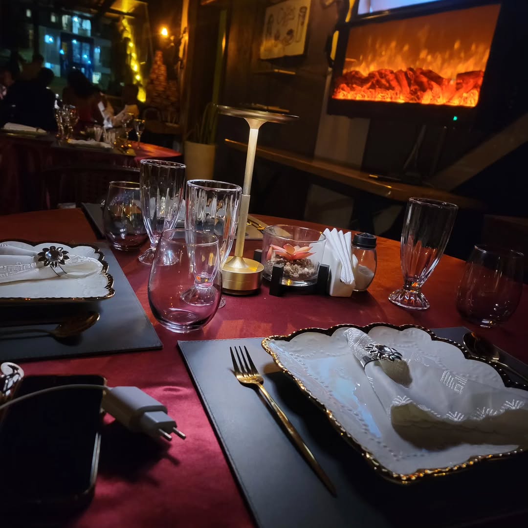 Hayat Coffee: inviting and atmospheric dining setup