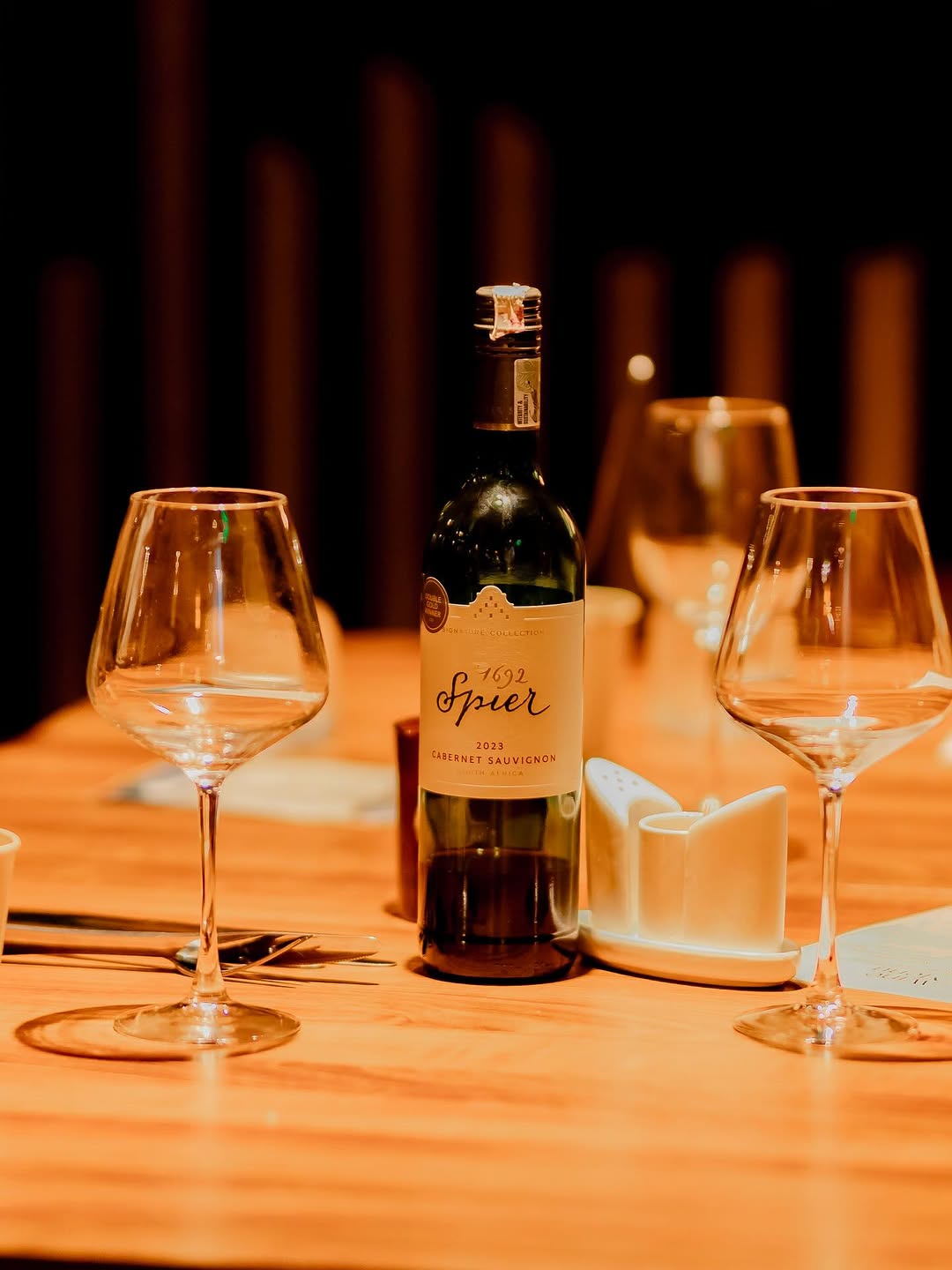 Inyoni Boutique Hotel & Restaurant: professional and inviting dining atmosphere