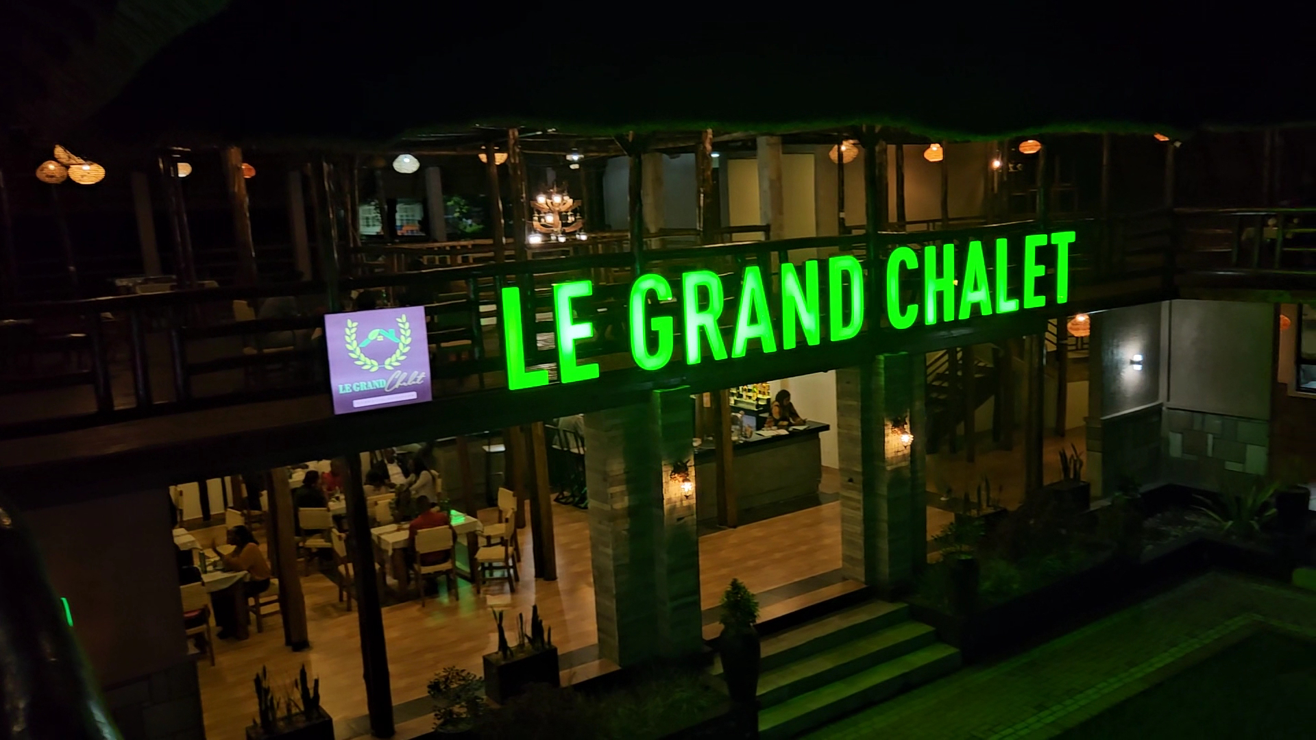 Le Grand Chalet: clear night shot of venue