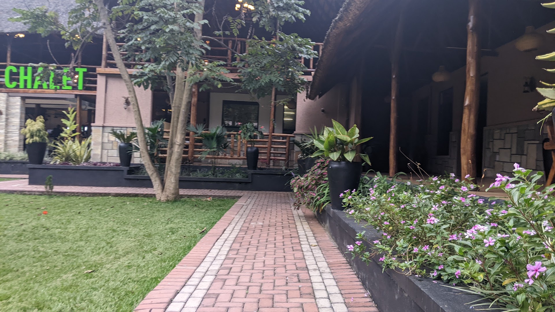 Le Grand Chalet: clear, inviting exterior restaurant view