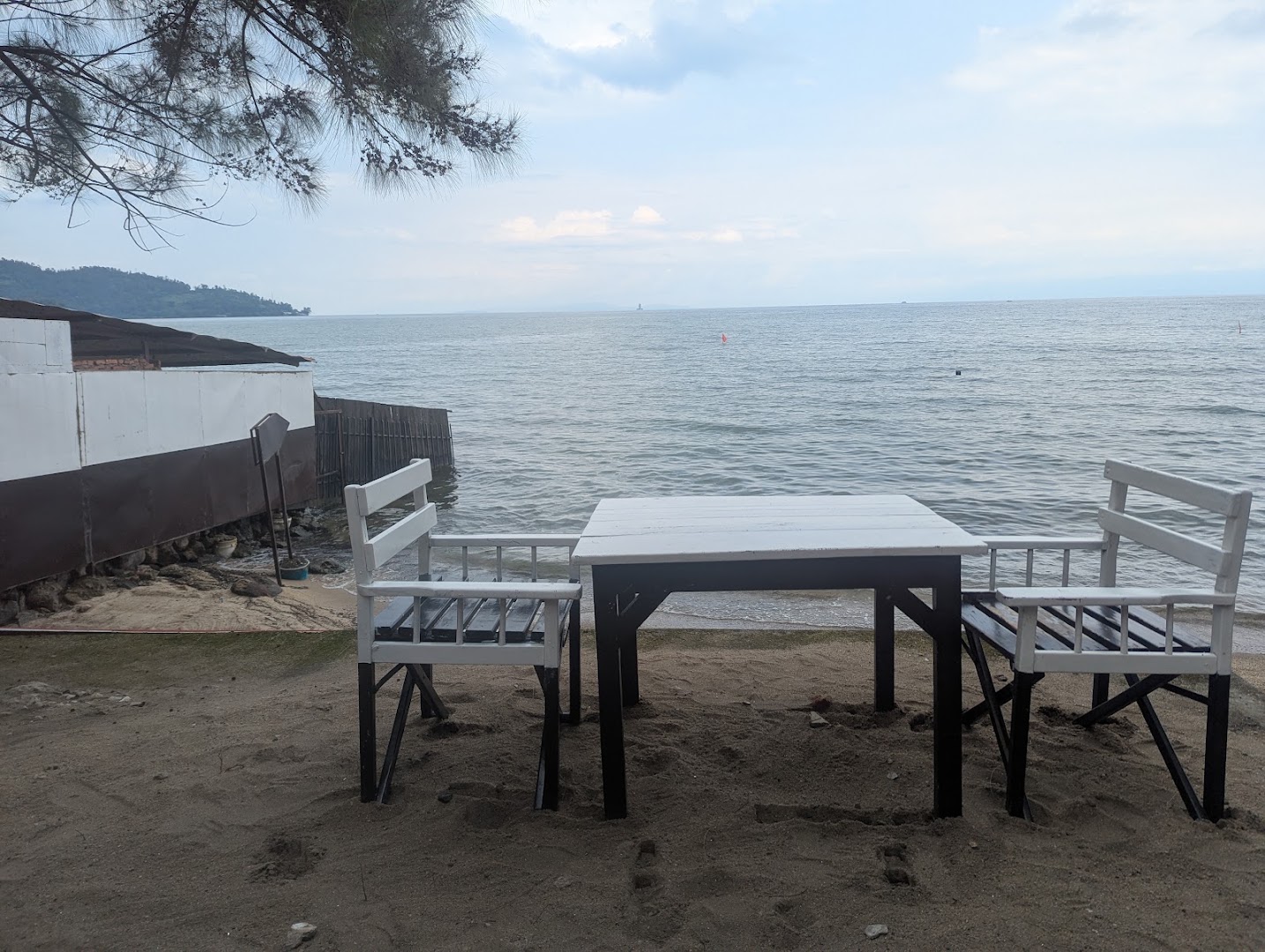 New Tam-Tam Bikini Bar & Restaurant: inviting beachfront dining atmosphere