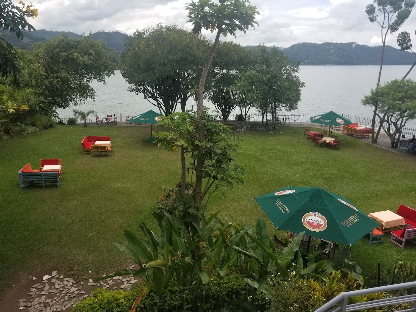 Roxy Bar and Restaurant: attractive outdoor seating area view