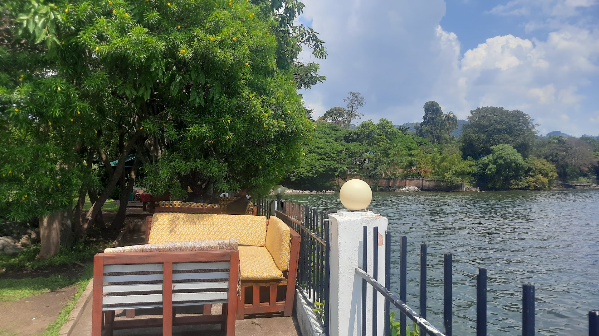 Roxy Bar and Restaurant: pleasant outdoor seating area