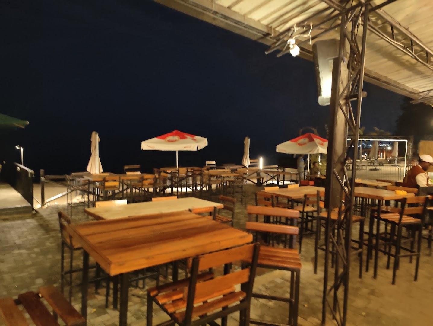 Saga Bay Restaurant: inviting outdoor restaurant terrace view