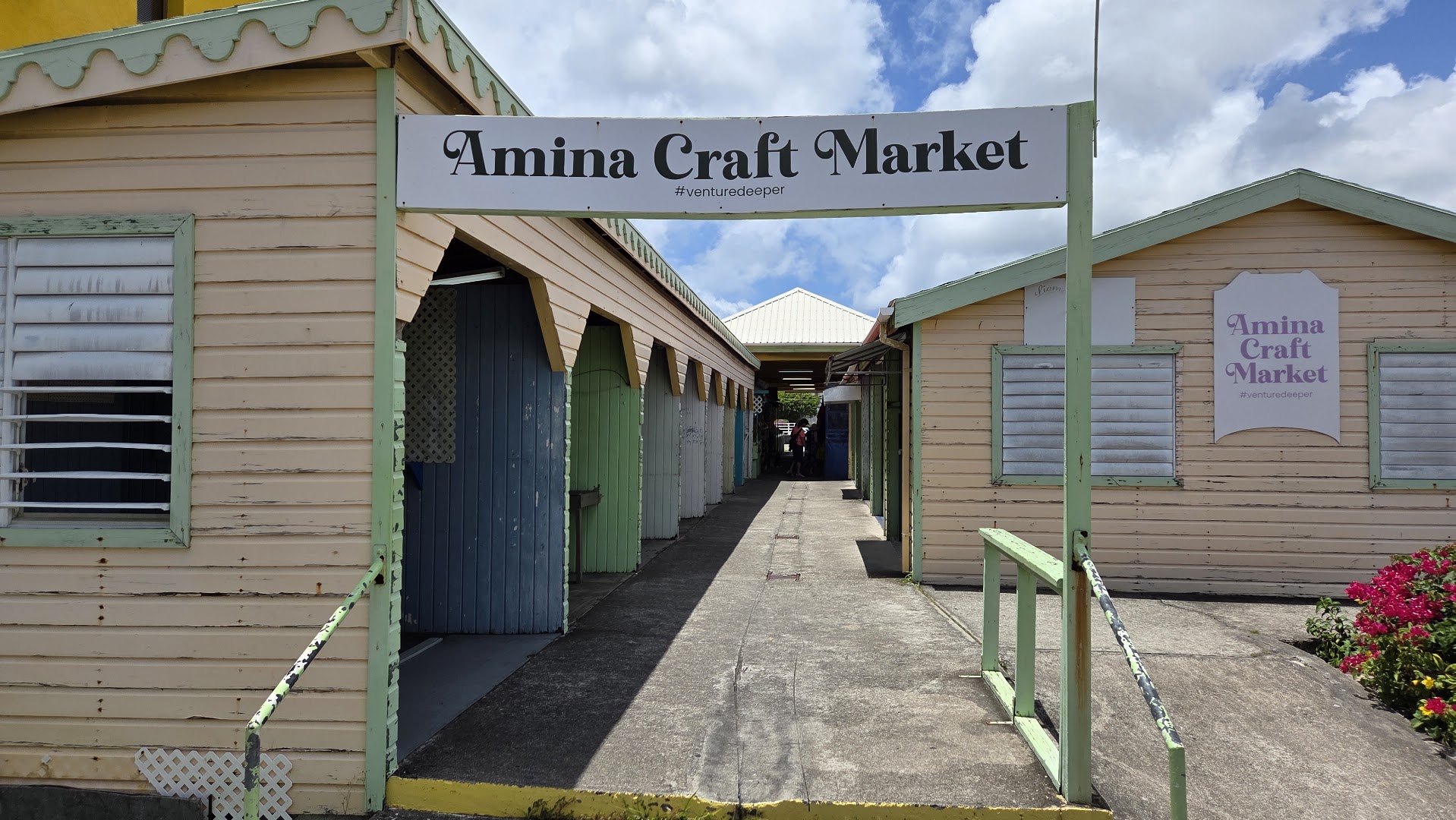 Amina Craft Market: clear exterior view of shop