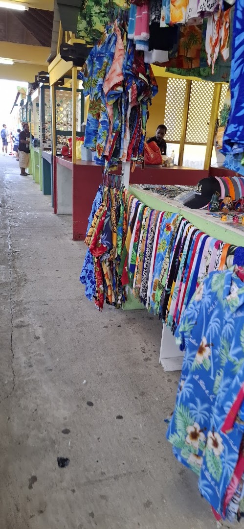 Amina Craft Market: shop products and atmosphere