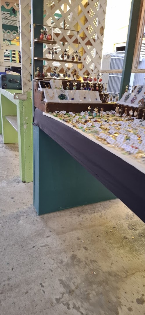Amina Craft Market: clear display of shop products