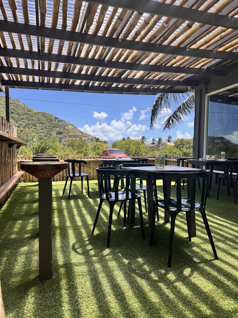 Island Roasters: inviting outdoor terrace atmosphere