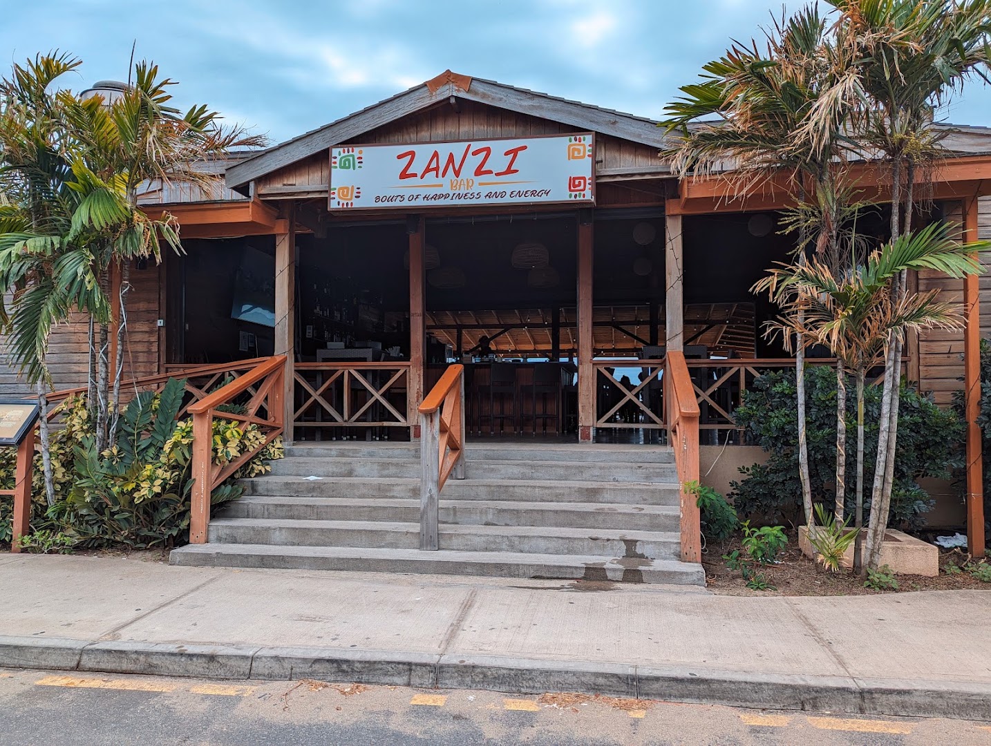 Zanzi Bar & Grill: clear, inviting exterior shot